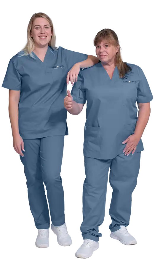 Zwei Mitarbeiterinnen der Gebäudereinigung in Nürnberg in blauer Arbeitskleidung und einem Daumen hoch