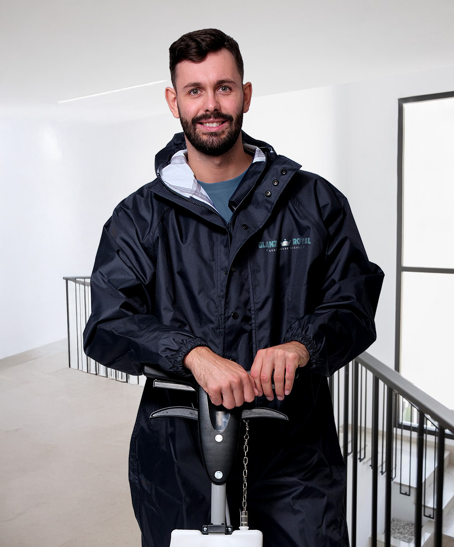 Ein Mitarbeiter der Hausmeisterservice in Nürnberg mit einem professionellen Bodenreiniger