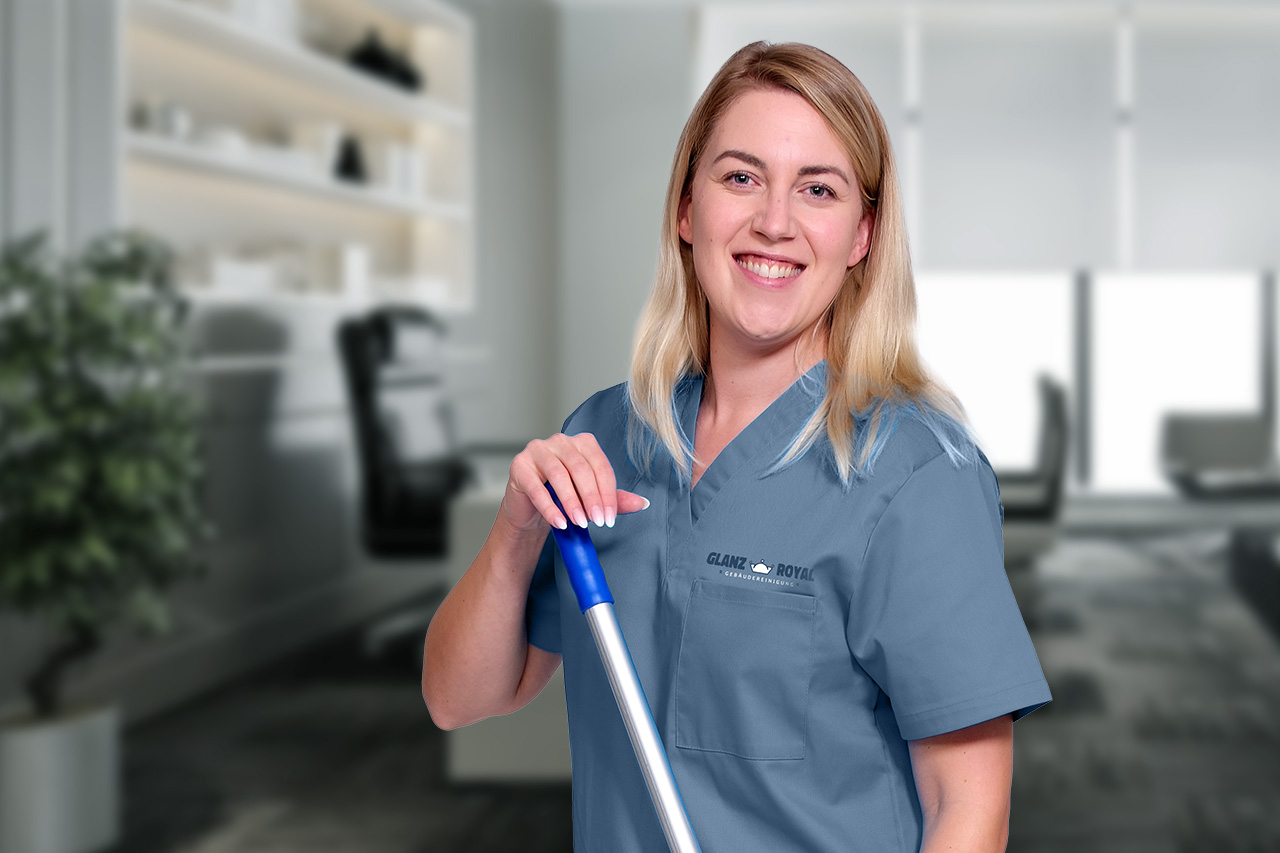 Eine Mitarbeiterin der Büroreinigung in Nürnberg mit einem Mop