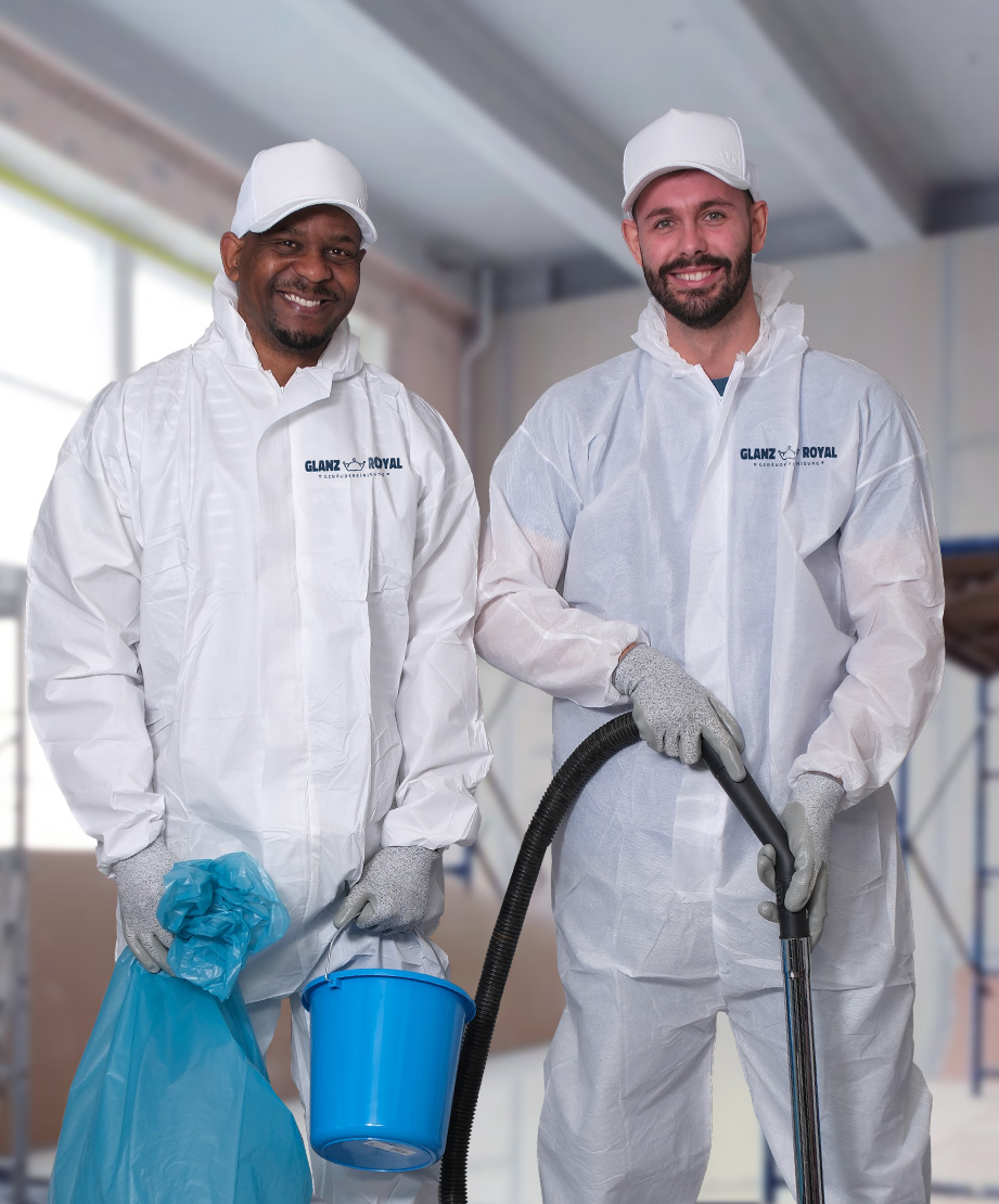 Zwei Mitarbeiter der Gebäudereinigung in Nürnberg in weissen Anzügen auf einer Baustelle