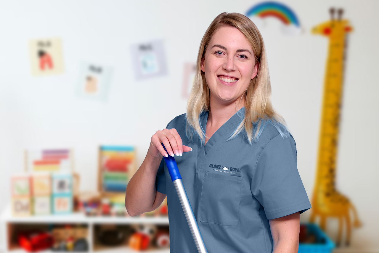 Eine Mitarbeiterin der Kitareinigung in Nürnberg mit einem Mop