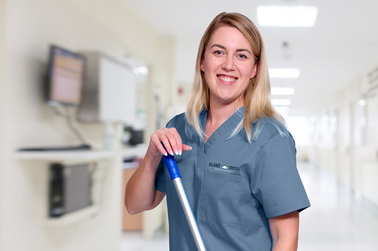 Eine Mitarbeiterin der Praxisreinigung in Nürnberg mit einem Mop